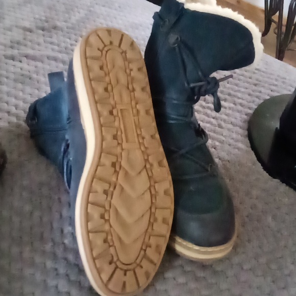 Selling very comfortable White mountain boots.. lightly worn - Picture 3 of 4